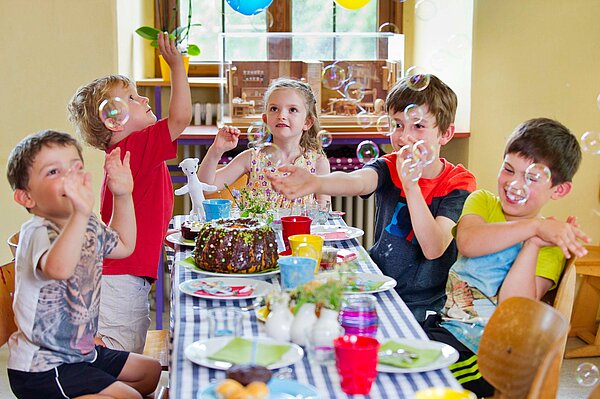 Kinder feiern Geburtstag im Museum.