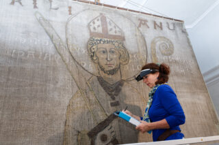 Restauratorin Susanne Wortmann arbeitet am Kiliansbanner. Aufnahme aus "Die Würzburger Festung - Herzschlag einer Baustelle" | Bildrechte: BR