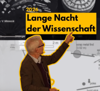 Ein älterer Mann mit Brille zeigt auf einen Bildschirm mit dem Text "Lange Nacht der Wissenschaft" und Datum 2026. Im Hintergrund sind wissenschaftliche Abbildungen und Diagramme sichtbar, die verschiedene Themen darstellen.