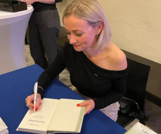 Ira Peter signiert ihr Buch "Deutsch genug?".