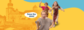 Drei Kinder rennen fröhlich über farbigen Hintergrund mit blauem und gelbem Farbverlauf. Im Hintergrund ist eine historische Burg sichtbar. In der Mitte befindet sich ein Textfeld mit der Aufschrift "Save the date!".