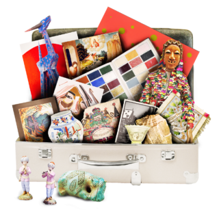 Ein offenes Gepäckstück voller Kunstgegenstände, darunter Bilder, Keramiken, ein Gemälde und eine bunte Figur. Die Objekte sind bunt und vielfältig angeordnet.