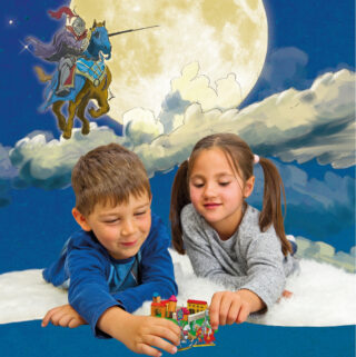 Zwei Kinder sitzen auf einem weißen Teppich und spielen mit einem bunten Spielzeugset, während im Hintergrund ein Ritter auf einem Pferd vor einem großen Mond in den Wolken dargestellt ist.
