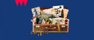 Ein offener alter Koffer mit verschiedenen Gegenständen, darunter Fotos, Postkarten und Figuren, auf einem blauen Hintergrund. Ein rotes Muster ist in der oberen linken Ecke sichtbar.