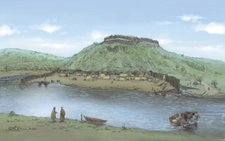 Eine farbige Illustration einer historischen Siedlung an einem Fluss, mit einer umgebenen Holzbefestigung, kleinen Hütten und einem erhöhten Hügel im Hintergrund. Zwei Personen stehen am Ufer, während ein Boot mit Fracht den Fluss hinunter fährt.