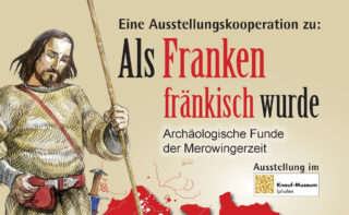 Ein grafisches Poster für eine Ausstellung mit dem Titel "Als Franken fränkisch wurde", das archäologische Funde der Merowingerzeit thematisiert. Abgebildet ist ein kriegerischer Mann mit einem Speer.