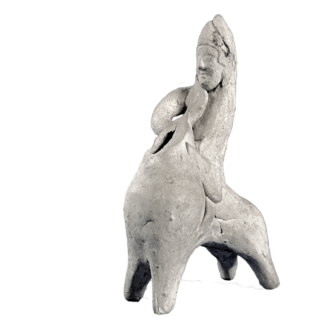 Eine kleine, graue Figur aus Ton, die eine stehende menschliche Gestalt mit asymmetrischen Kurven darstellt, während diese den Kopf nach hinten neigt. Die Oberfläche zeigt Risse und unregelmäßige Texturen.