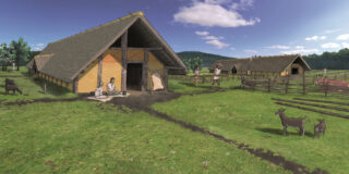Eine rekonstruierte ländliche Siedlung mit mehreren Gebäuden, Zäunen und Tieren auf einer grünen Wiese. Zwei Personen sitzen vor einem der Häuser und interagieren. Im Hintergrund sind weitere Gärten und ein offener Himmel zu sehen.