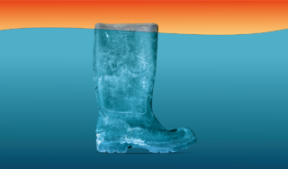 Ein gefrorenes Gummistiefelmodell auf einem farbigen Hintergrund mit einer warmen Farbpalette oben und einer kühlen unten, was einen Kontrast zwischen Kälte und Wärme erzeugt.