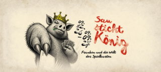 Eine gezeichnete Wildschweinfigur mit Krone hält Spielkarten vor einem beigen Hintergrund, rechts daneben steht der Titel „Sau sticht König“.