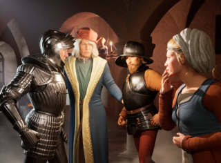 Eine Gruppe von vier Personen in einer historischen Umgebung. Ein Ritter in Rüstung steht links, während ein Mann in einem langen Gewand in der Mitte spricht. Ein weiterer Mann in einem Hut und eine Frau in traditioneller Kleidung stehen rechts.