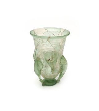 Gläserner Rüsselbecher aus einem merowingerzeitlichen Grab bei