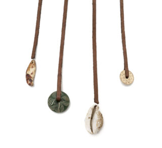 Schmuckanhänger aus merowingerzeitlichen Gräbern in Mainfranken (Kleinlangheim, Neubrunn und Gelchsheim)