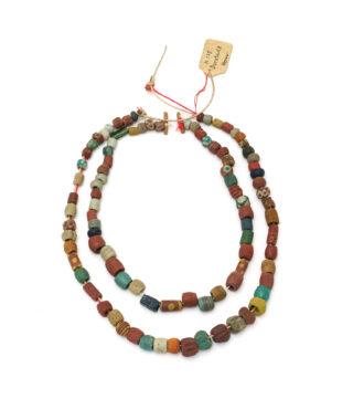 Glasperlenkette aus einem merowingerzeitlichen Grab bei Darstadt