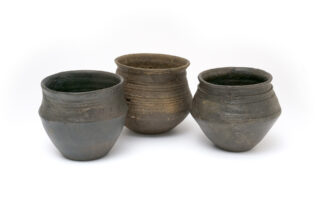 Knickwandtöpfe aus merowingerzeitlichen Gräbern bei Gelchsheim und Neubrunn