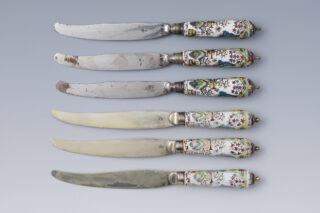 Messer mit Fayence-Griffen in farbiger Verzierung