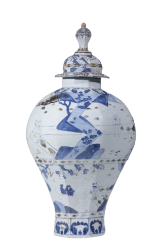 Eine blau-weiße Vase