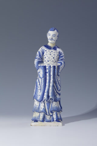 Eine blau bemalte Herrenfigur