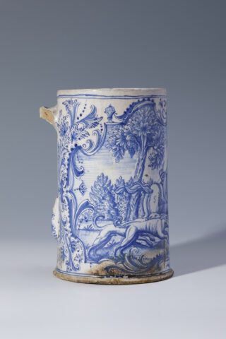 Ein detailreich in Blau bemalter Krug