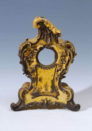 Eine fein gearbeitete goldene Halterung