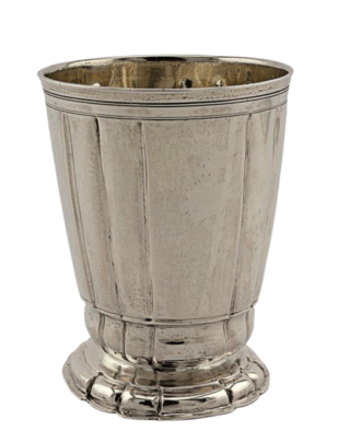 ein silbern glänzender Kelch