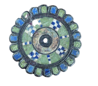 Eine Scheibenfiebel mit grünen und blauen Verzierungen