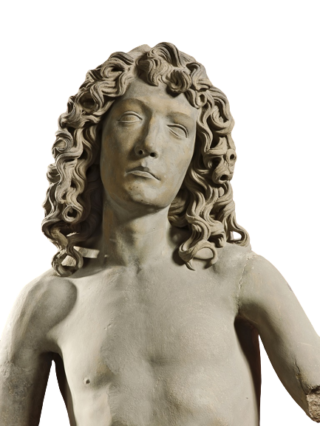 Die Skulptur eines jungen Mannes mit vielen Locken. Der "Adam" ist eines der Meisterstücke Tilman Riemenschneiders.