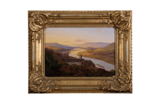 Blick auf eine Mainlandschaft mit dem Fluss im Zentrum und romantisch weichen Hügeln rechts und links. Ein Schiff fährt auf dem Fluss. Es ist Sonnenuntergang, die Farben sind weich, blassblau, lila und gelblich mit dunkleren Landschaftsteilen und einer Stadt im Vordergrund.