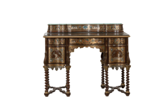 Ein historischer Schreibtisch mit gedrechselten Füßen