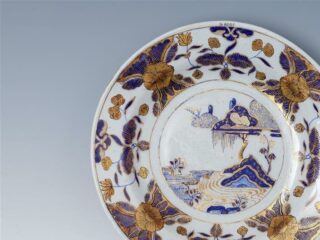 Ein Teller mit vorwiegend blauer Musterung