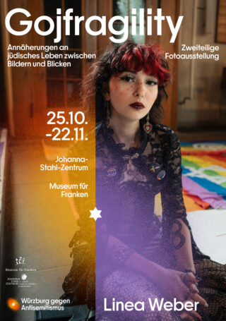 Plakat zur Zweiteiligen Fotoausstellung „Gojfragility“ mit Porträt von Linea Weber, sitzend vor farbigen Stoffen und einer Innenraumkulisse.