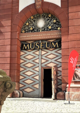 Die Museumstüre steht einladend allen offen